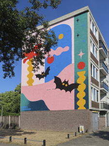 902532 Gezicht op de muurschildering gemaakt door Samira Charroud, op de zijgevel van een flatgebouw aan de ...